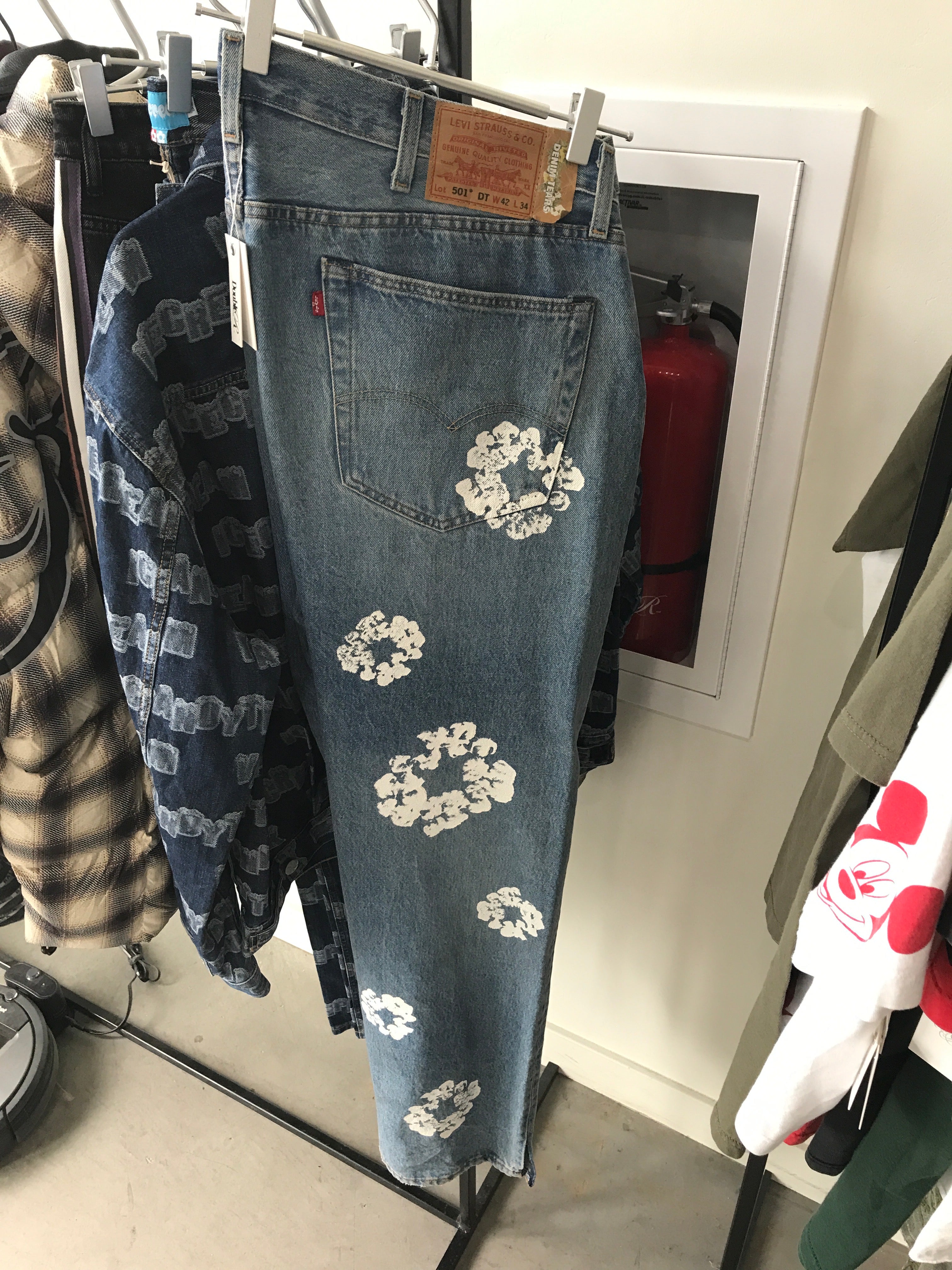 LEVI DENIM TEARS SIZE 42X34